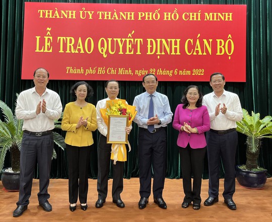 Trưởng Ban Tổ chức Trung ương trao quyết định cho ông Nguyễn Văn Hiếu - Ảnh 1.