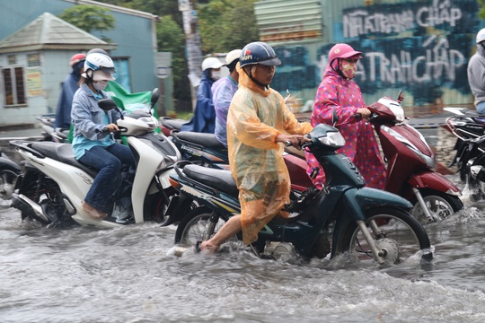 Hình ảnh người dân chật vật vượt ngập trong mưa cực lớn ở TP HCM - Ảnh 2.
