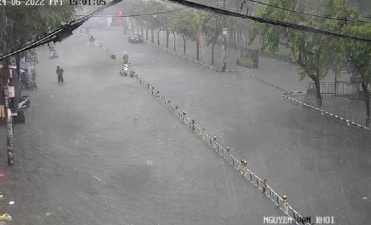 Hình ảnh người dân chật vật vượt ngập trong mưa cực lớn ở TP HCM - Ảnh 8.