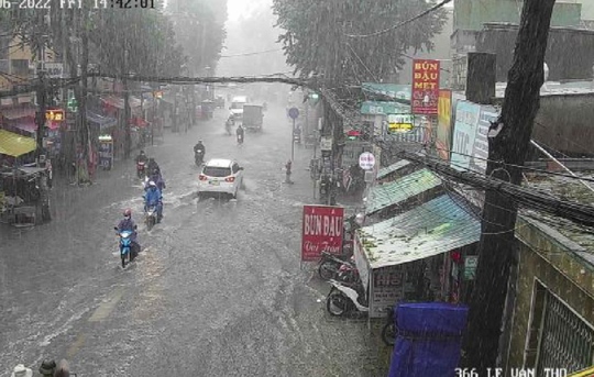 Hình ảnh người dân chật vật vượt ngập trong mưa cực lớn ở TP HCM - Ảnh 7.