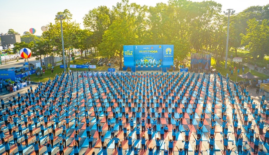 Hơn 600 người khởi động ngày mới bằng màn đồng diễn yoga ấn tượng tại Huế - Ảnh 1.