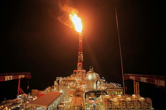 Giá dầu tăng, Angola tranh thủ trả nợ cho Trung Quốc - Ảnh 2.