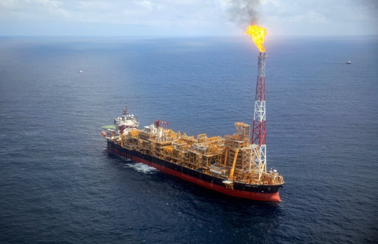 Giá dầu tăng, Angola tranh thủ trả nợ cho Trung Quốc - Ảnh 1.