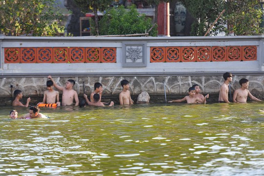 Nắng nóng, người dân Hà Nội ùn ùn kéo tới các bãi tắm tự phát - Ảnh 3.