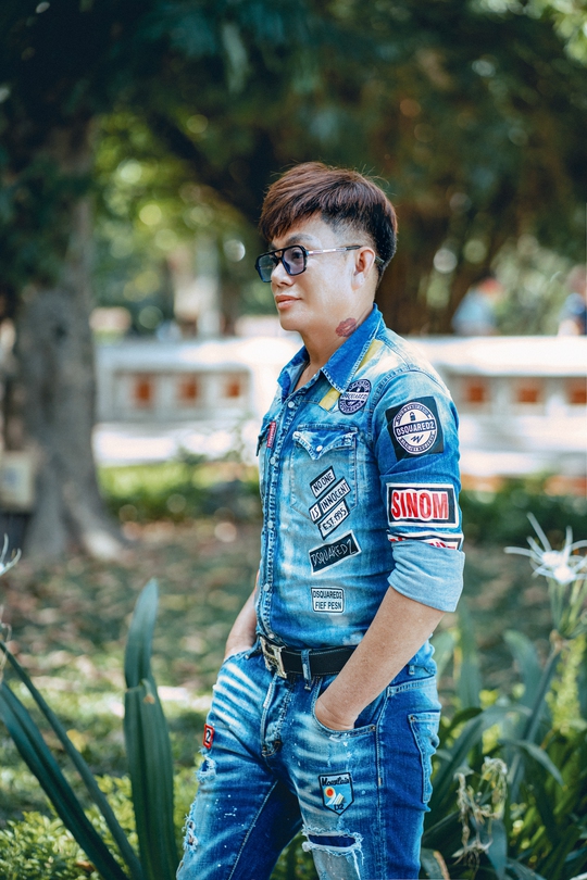 NTK Tommy Nguyễn dạo phố với thời trang jean trẻ - Ảnh 7.