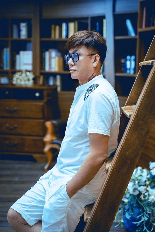 NTK Tommy Nguyễn dạo phố với thời trang jean trẻ - Ảnh 1.