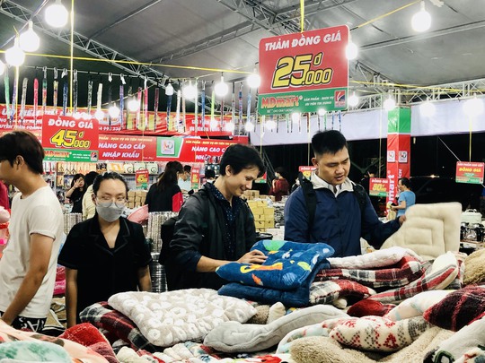 TP HCM: Nhiều sản phẩm bán đồng giá, khuyến mại sâu - Ảnh 3.