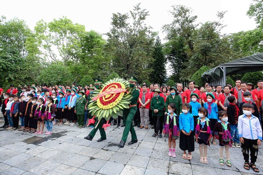 Trao tặng 10.000 lá cờ Tổ quốc cho lực lượng biên phòng và đồng bào biên giới tỉnh Quảng Ninh - Ảnh 6.