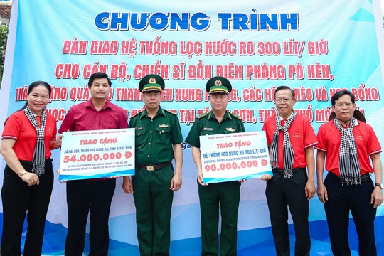 Trao tặng 10.000 lá cờ Tổ quốc cho lực lượng biên phòng và đồng bào biên giới tỉnh Quảng Ninh - Ảnh 14.
