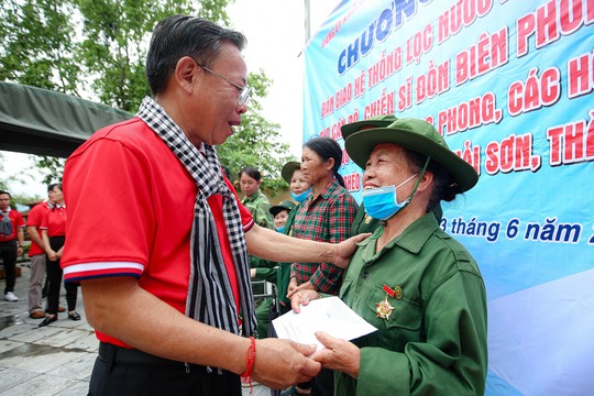 Trao tặng 10.000 lá cờ Tổ quốc cho lực lượng biên phòng và đồng bào biên giới tỉnh Quảng Ninh - Ảnh 13.