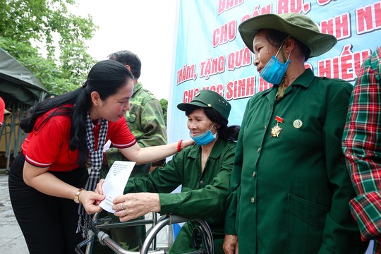 Trao tặng 10.000 lá cờ Tổ quốc cho lực lượng biên phòng và đồng bào biên giới tỉnh Quảng Ninh - Ảnh 15.
