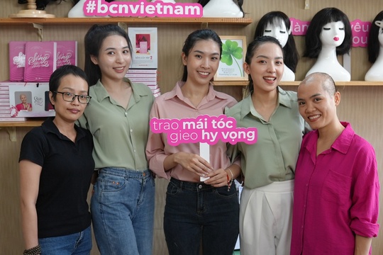 Ủng hộ bệnh nhân ung thư vú, thí sinh Hoa hậu Thế giới Việt Nam 2022 cắt phăng mái tóc - Ảnh 4.