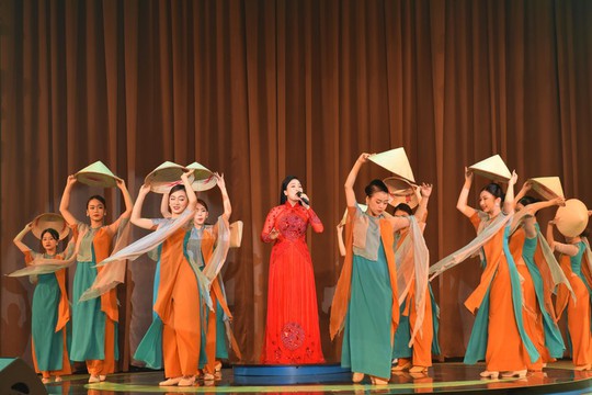 Sao mai Huyền Trang đưa khán giả Về miền ký ức, Dương Huệ làm mới với nhạc trữ tình - Ảnh 2.