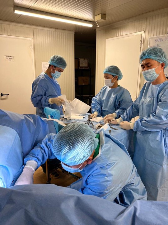 Bệnh viện dã chiến mũ nồi xanh phẫu thuật cho bệnh nhân rò hậu môn phức tạp - Ảnh 2.