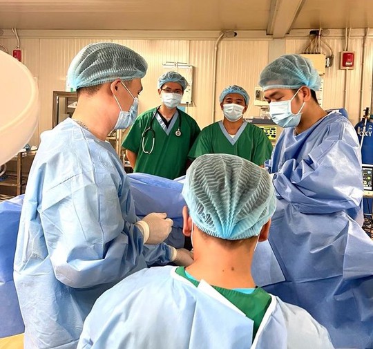 Bệnh viện dã chiến mũ nồi xanh phẫu thuật cho bệnh nhân rò hậu môn phức tạp - Ảnh 4.