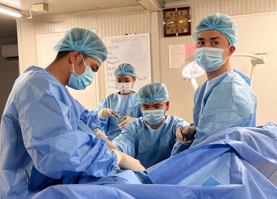 Bệnh viện dã chiến mũ nồi xanh phẫu thuật cho bệnh nhân rò hậu môn phức tạp - Ảnh 1.