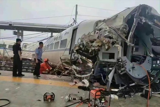 Trung Quốc: Tàu cao tốc gặp nạn nát đầu, lái tàu tử vong tại chỗ - Ảnh 1.