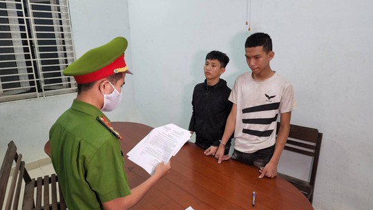 Nhóm thanh niên Đà Nẵng ngang nhiên vung dao chém người tại quán Internet - Ảnh 1.