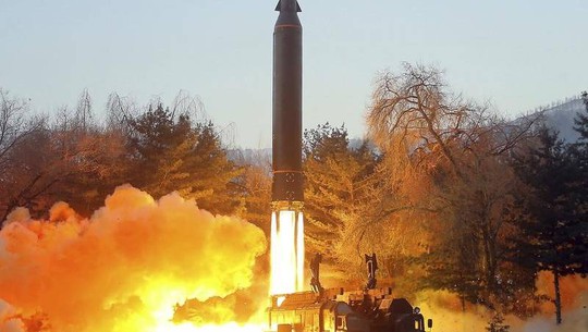 Mỹ - Hàn vừa tập trận tàu sân bay xong, Triều Tiên phóng liền 8 tên lửa - Ảnh 1.