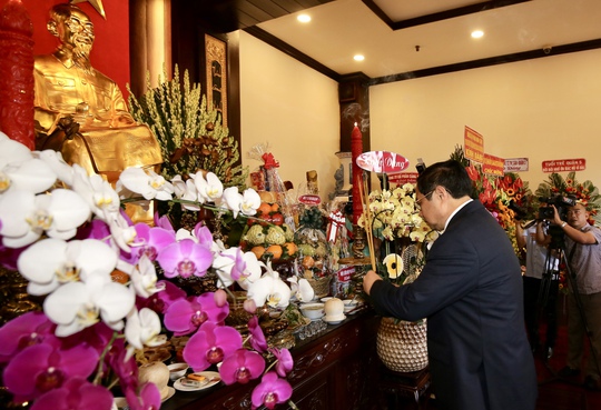 Thủ tướng Phạm Minh Chính dâng hương tưởng niệm Chủ tịch Hồ Chí Minh - Ảnh 2.
