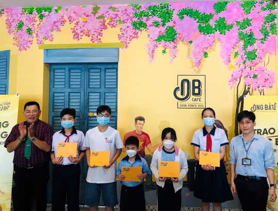 Quỹ Phát triển Tài năng Việt trao học bổng cho học sinh giỏi vượt khó - Ảnh 1.