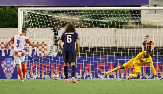 Phạt đền nghiệt ngã, nhà vô địch World Cup mất điểm ở Croatia - Ảnh 5.