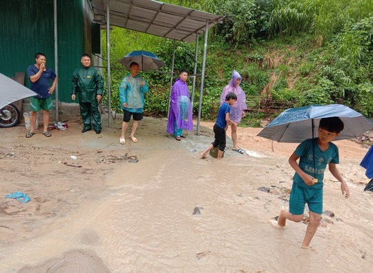 Huyện biên giới Thanh Hóa sơ tán khẩn cấp 100 hộ dân do mưa lớn, sạt lở - Ảnh 4.