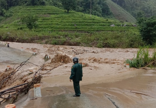 Huyện biên giới Thanh Hóa sơ tán khẩn cấp 100 hộ dân do mưa lớn, sạt lở - Ảnh 3.