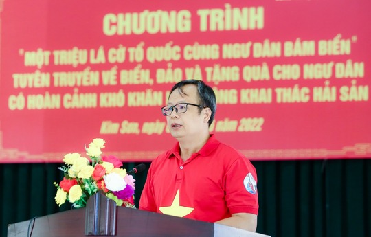 Trao tặng ngư dân tỉnh Ninh Bình 5.000 lá cờ Tổ Quốc - Ảnh 2.