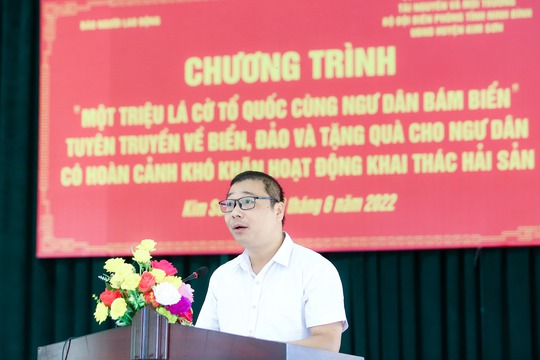 Trao tặng ngư dân tỉnh Ninh Bình 5.000 lá cờ Tổ Quốc - Ảnh 5.