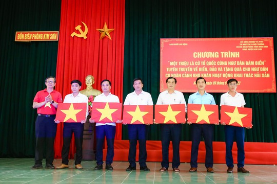 Trao tặng ngư dân tỉnh Ninh Bình 5.000 lá cờ Tổ Quốc - Ảnh 7.