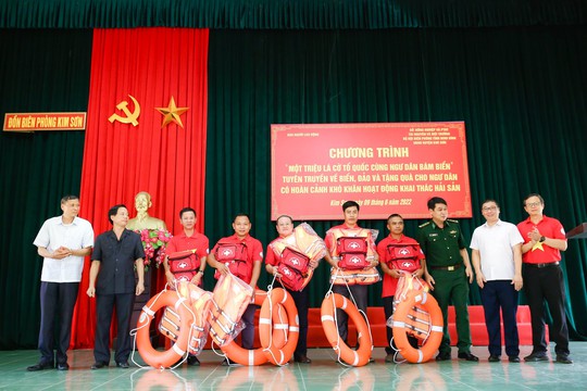 Trao tặng ngư dân tỉnh Ninh Bình 5.000 lá cờ Tổ Quốc - Ảnh 8.