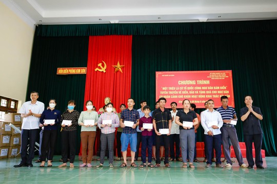 Trao tặng ngư dân tỉnh Ninh Bình 5.000 lá cờ Tổ Quốc - Ảnh 10.