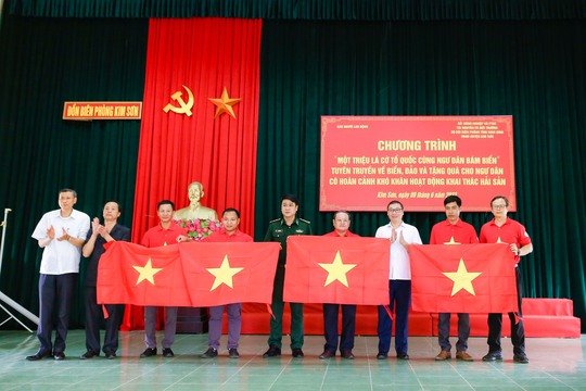 Trao tặng ngư dân tỉnh Ninh Bình 5.000 lá cờ Tổ Quốc - Ảnh 4.