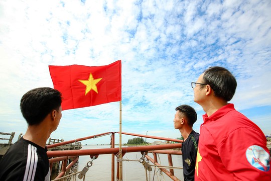 Trao tặng ngư dân tỉnh Ninh Bình 5.000 lá cờ Tổ Quốc - Ảnh 13.