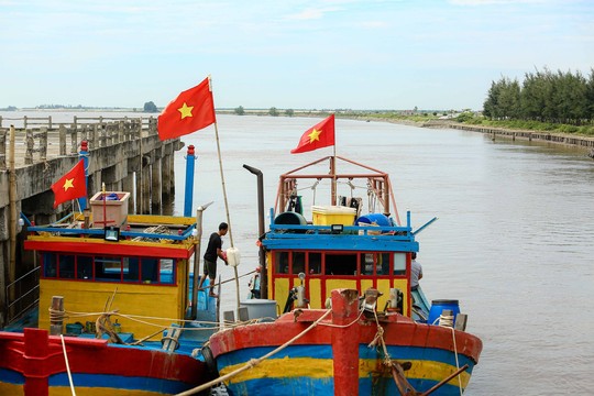 Trao tặng ngư dân tỉnh Ninh Bình 5.000 lá cờ Tổ Quốc - Ảnh 14.