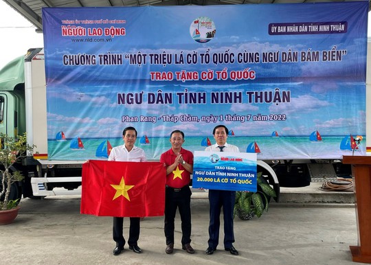 Trao tặng ngư dân Ninh Thuận 20.000 lá cờ Tổ quốc - Ảnh 1.