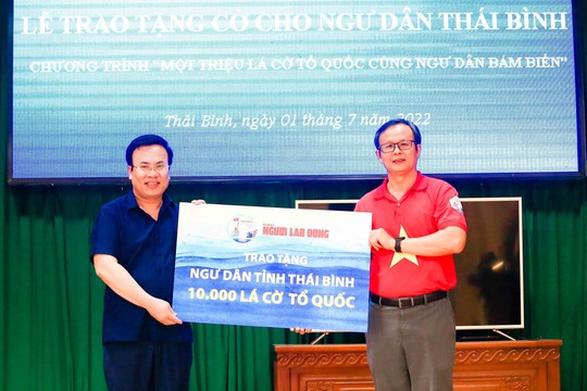 Trao tặng ngư dân tỉnh Thái Bình 10.000 lá cờ Tổ quốc - Ảnh 1.