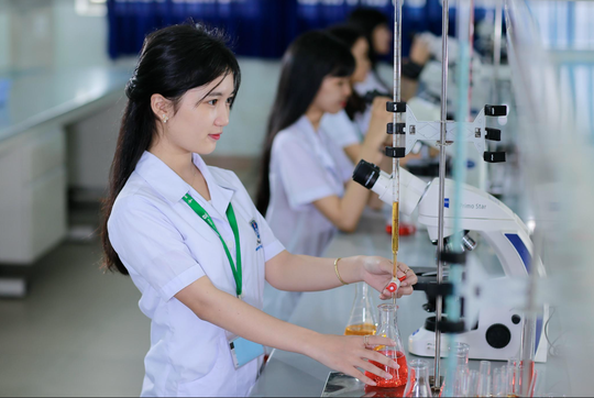 Trường ĐH Nguyễn Tất Thành đào tạo thạc sĩ kiểm nghiệm thuốc và độc chất - Ảnh 1.