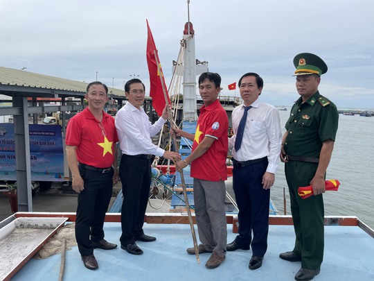 Trao tặng ngư dân Ninh Thuận 20.000 lá cờ Tổ quốc - Ảnh 7.