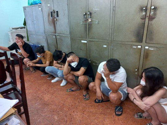 Đột kích quán bar Vip Lounge Biên Hoà, cảnh sát phát hiện nhiều dân chơi dương tính với ma tuý - Ảnh 1.