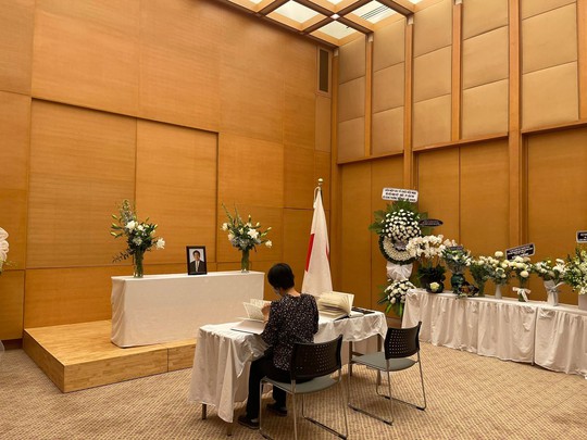TP HCM: Người dân xếp hàng chờ viếng cố Thủ tướng Nhật Bản Abe Shinzo - Ảnh 1.