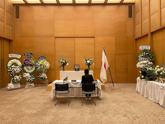 TP HCM: Người dân xếp hàng chờ viếng cố Thủ tướng Nhật Bản Abe Shinzo - Ảnh 3.
