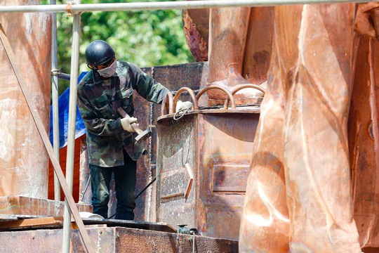 CLIP: Cận cảnh thi công tượng đài chiến sĩ CSGT và PCCC tại Hà Nội - Ảnh 7.