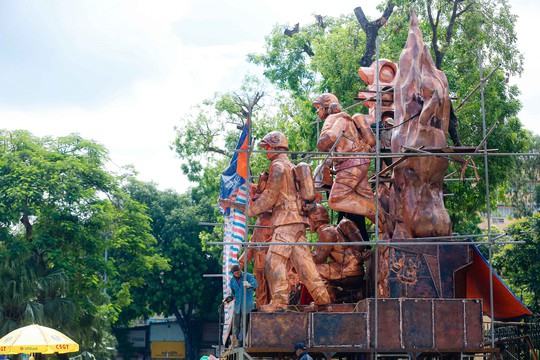 CLIP: Cận cảnh thi công tượng đài chiến sĩ CSGT và PCCC tại Hà Nội - Ảnh 4.