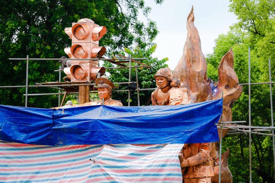 CLIP: Cận cảnh thi công tượng đài chiến sĩ CSGT và PCCC tại Hà Nội - Ảnh 3.