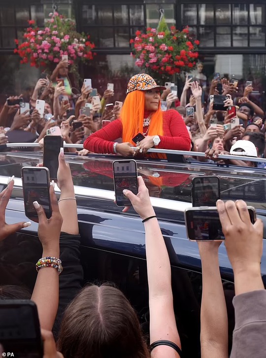 Nữ rapper Nicki Minaj gây hỗn loạn đường phố - Ảnh 2.