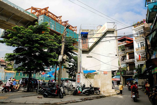 CLIP: Cận cảnh ngôi nhà 4 mặt tiền treo biển cho thuê ở Hà Nội - Ảnh 11.