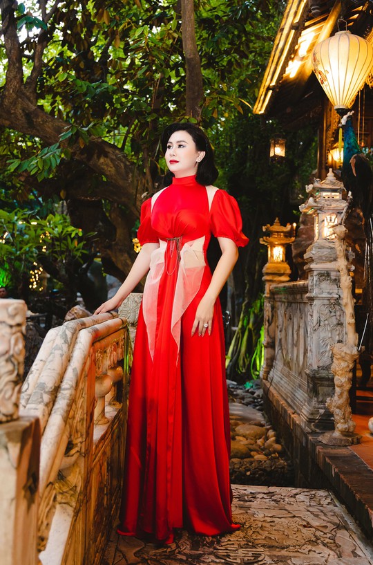 Hoa hậu Lý Kim Ngân đẹp nền nã trong tà áo dài thuần Việt - Ảnh 1.
