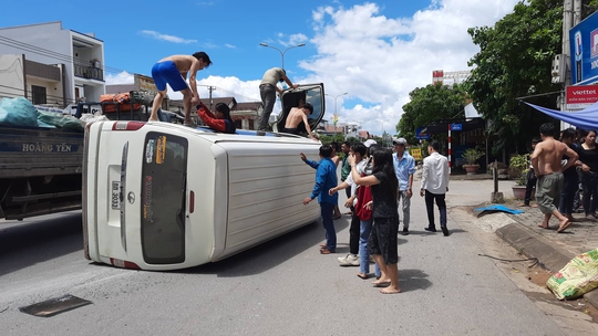 Xe khách chở 14 người Lào bị lật ở Quảng Trị - Ảnh 1.